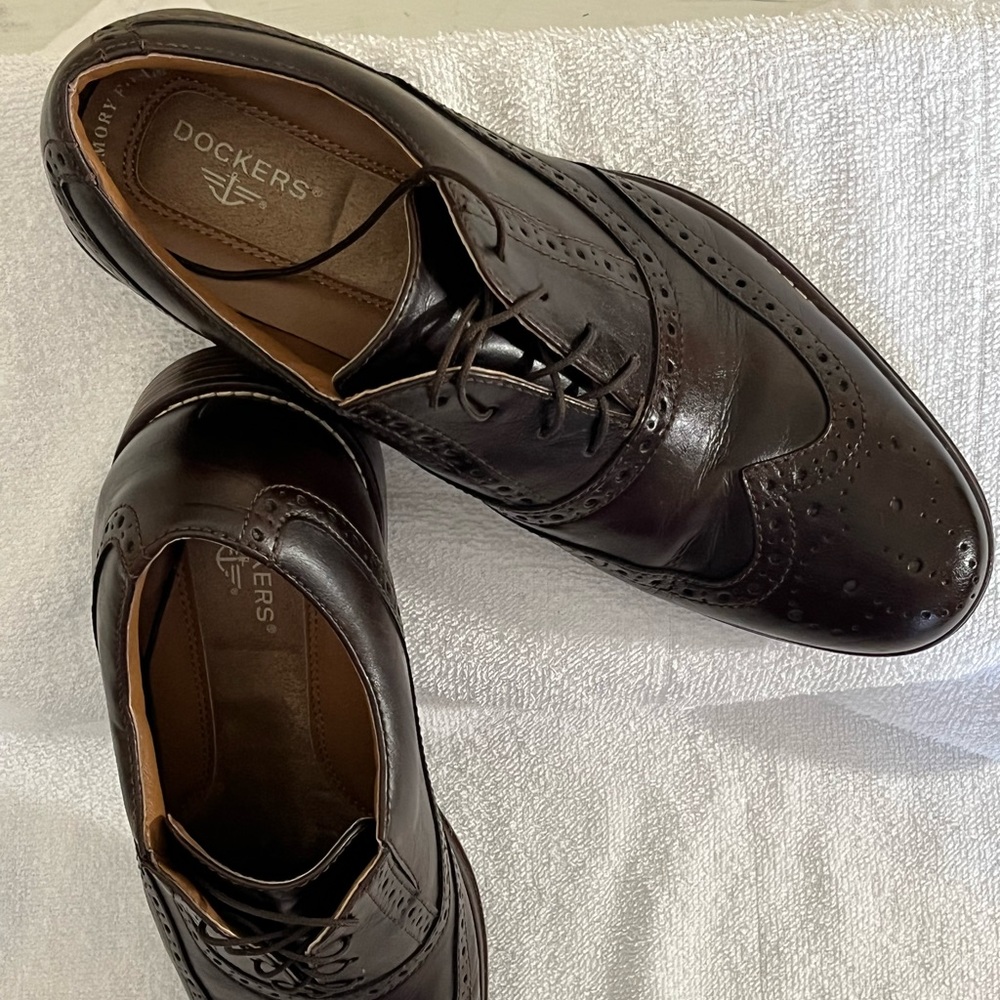Mens Docker’s Chocolate Leather Wingtips. Size 10.
